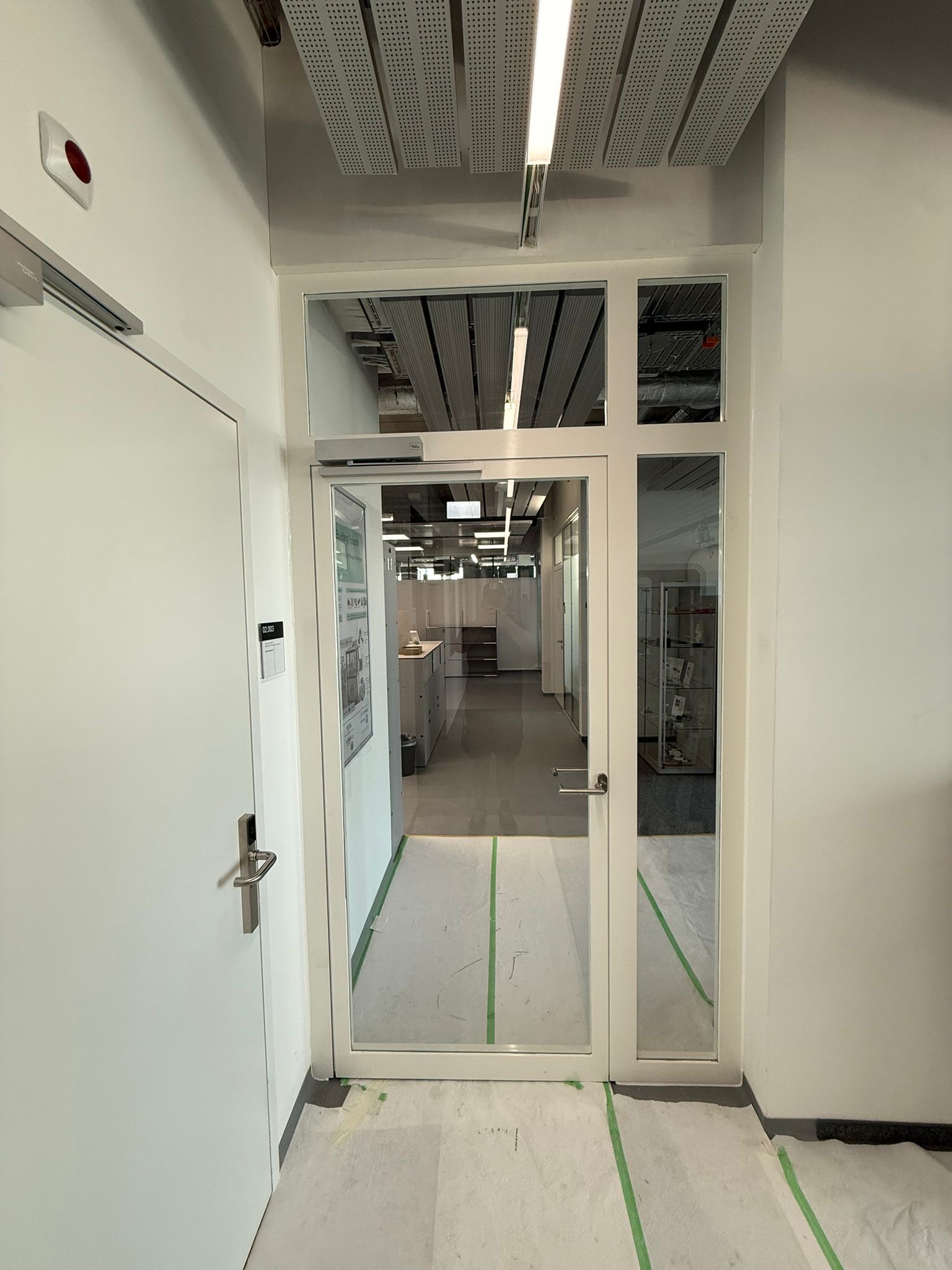 Glastrennwand mit Schallschutztür